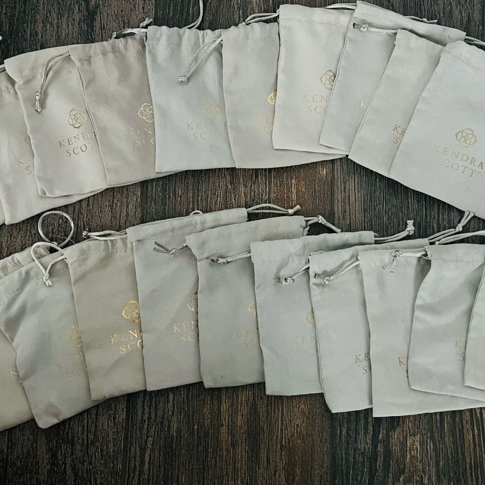 20 like new condition!!! Kendra Scott Elegant Jewelry Pouches in Gray and Cream
